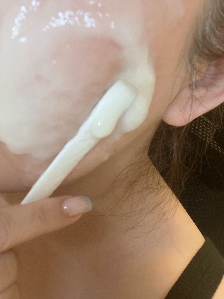エニシーグローパックCLXのジェルをスパチュラで塗っているところ