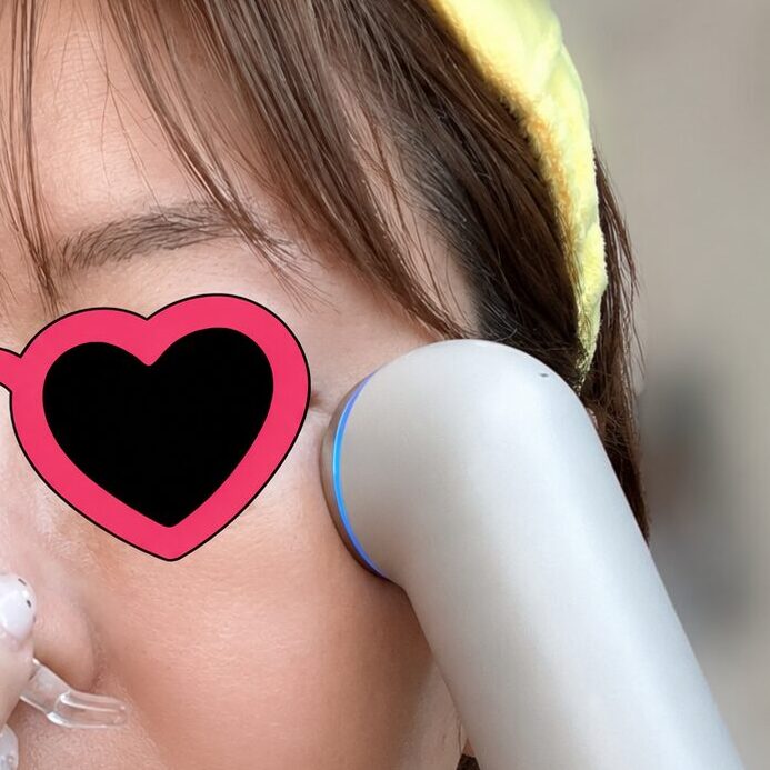 THOMEザグロウで目元に導入美容液を使っている様子