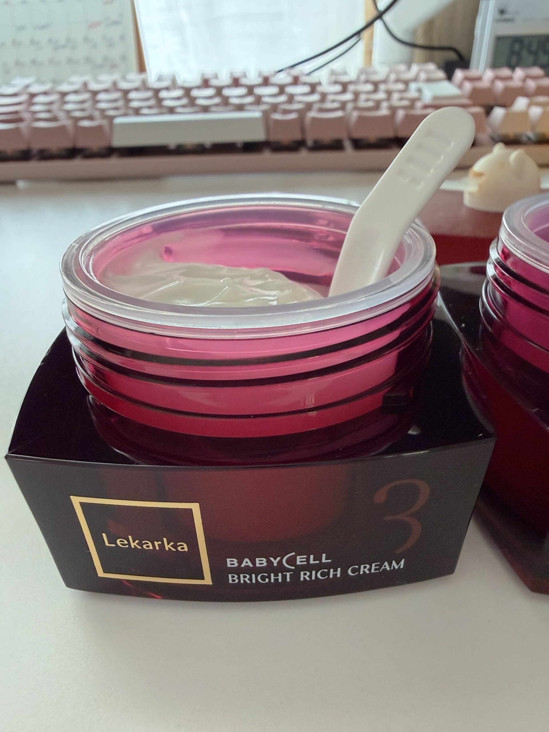 レカルカ ブライトリッチクリームのパッケージと容器