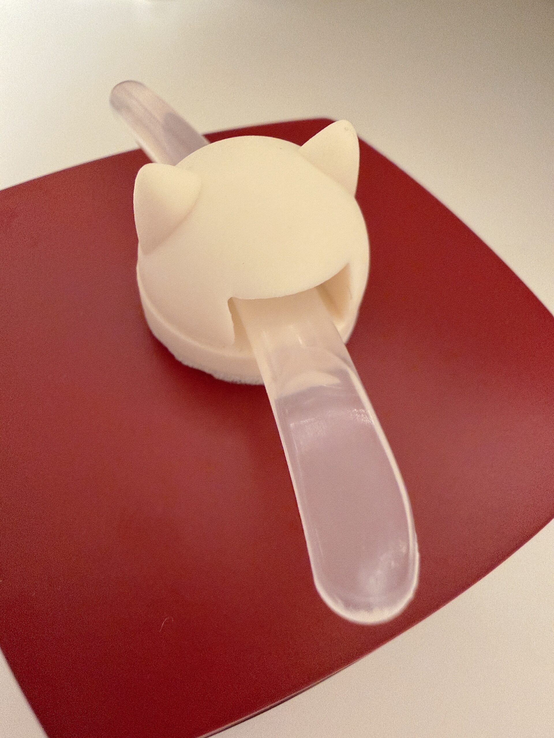 100均で買ったスパチュラとホルダーを蓋に付けた写真